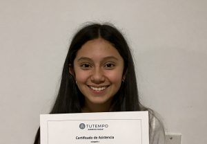 Estudiante recibiendo certificado en academia musical TUTEMPO