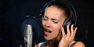 Mujer cantando frente a micrófono
