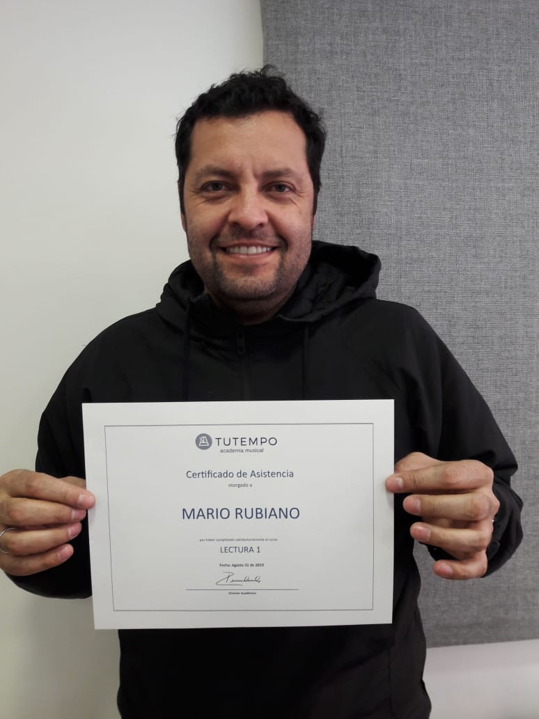 Mario, obteniendo certificado de curso en TUTEMPO academia musical