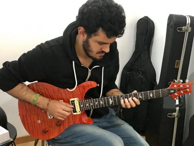 Andrés Daza, profesor de guitarra en TUTEMPO academia musical