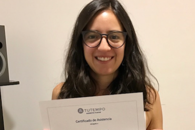 Erika estudiante recibiendo certificado en academia musical TUTEMPO