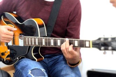 clase de guitarra en academia musical TUTEMPO