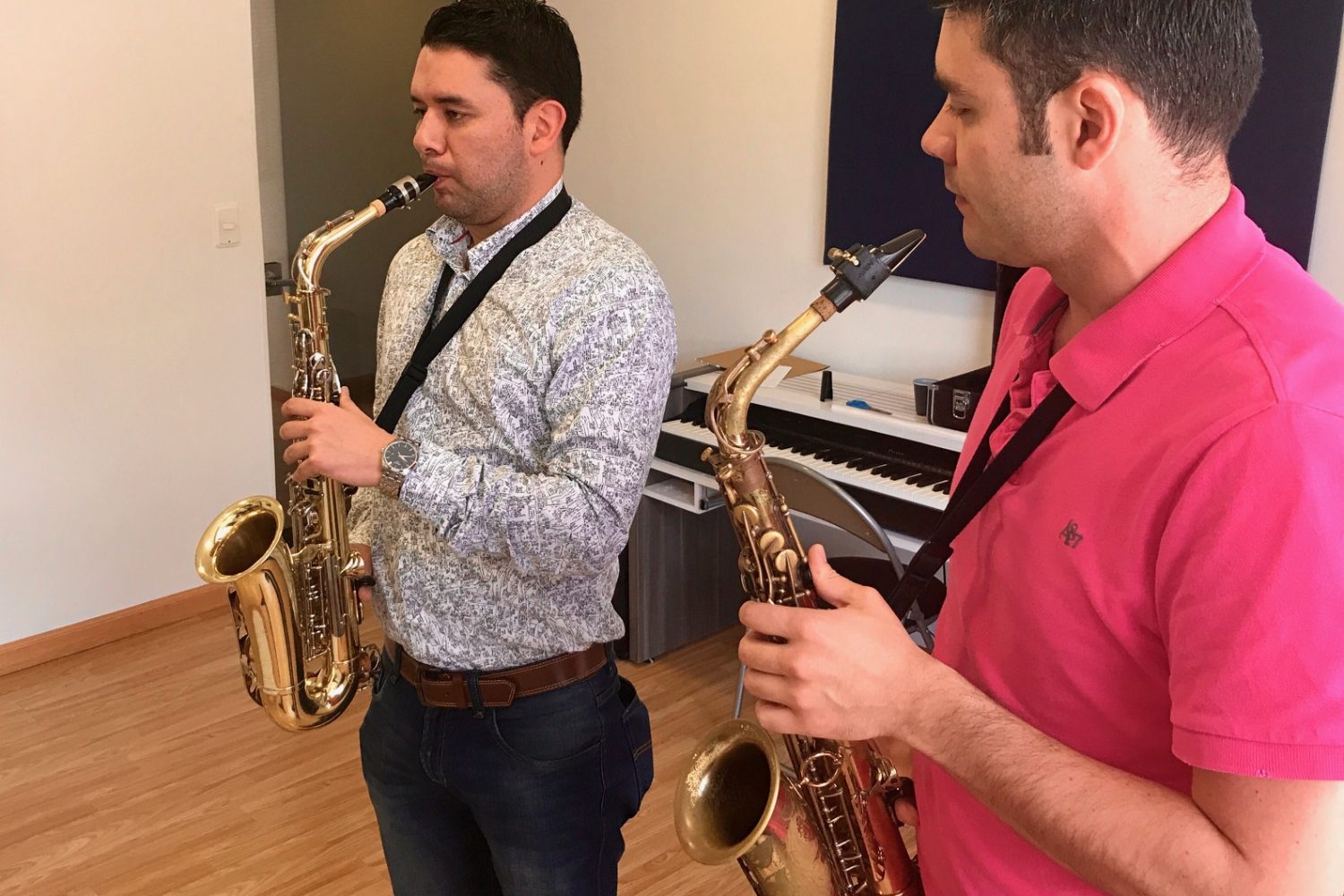 profesor y estudiante de saxofon en clase en academia musical TUTEMPO