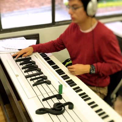 estudiante aprendiendo notas musicales en academia musical TUTEMPO