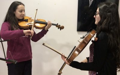 profesora y estudiante en clase de violín en academia musical TUTEMPO